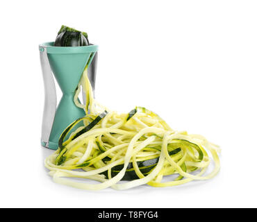 Zucchine fresche spaghetti con spirale grattugia isolato su bianco Foto Stock