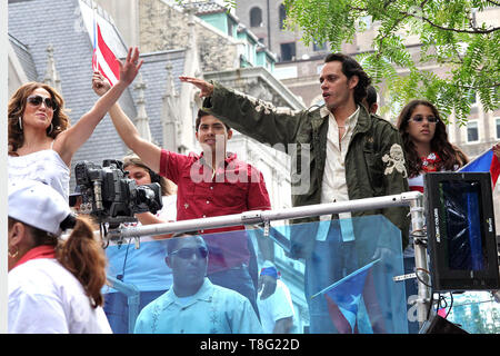 New York, Stati Uniti d'America. Il 10 giugno, 2007. Jennifer Lopez e Marc Anthony in occasione del cinquantesimo anniversario nazionale di Puerto Rican Day Parade presso la Quinta Avenue Parade Route. Credito: Steve Mack/Alamy Foto Stock