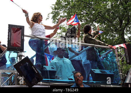 New York, Stati Uniti d'America. Il 10 giugno, 2007. Jennifer Lopez e Marc Anthony in occasione del cinquantesimo anniversario nazionale di Puerto Rican Day Parade presso la Quinta Avenue Parade Route. Credito: Steve Mack/Alamy Foto Stock