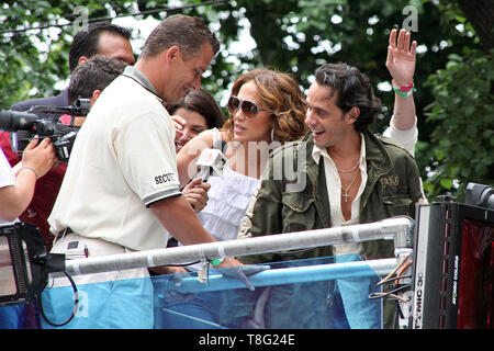 New York, Stati Uniti d'America. Il 10 giugno, 2007. Jennifer Lopez e Marc Anthony in occasione del cinquantesimo anniversario nazionale di Puerto Rican Day Parade presso la Quinta Avenue Parade Route. Credito: Steve Mack/Alamy Foto Stock