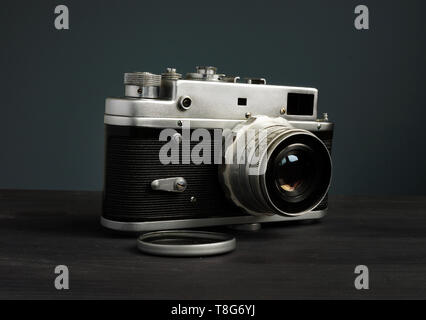 Vecchia foto retrò fotocamera nel buio. Dispositivi vintage. Foto Stock