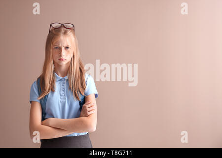 Orinato schoolgirl su uno sfondo colorato Foto Stock