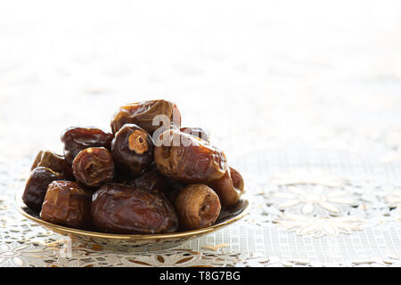 Date la frutta. Musulmani Iftar semplice concetto. Il Ramadan cibo e bevande. Foto Stock