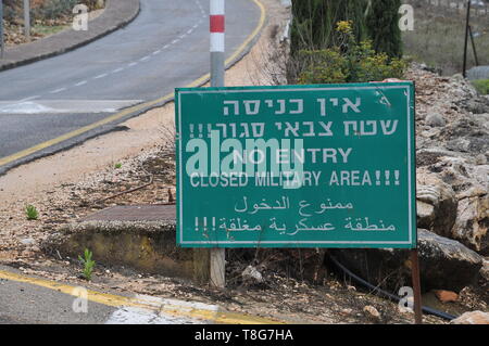 Israele, Galilea superiore il recinto buono di frontiera tra Israele e il Libano nei pressi di Metula una lettura del segno di confine di arresto di fronte a voi in inglese, EB Foto Stock