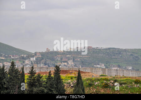 Cercando in Libano al dado punto di osservazione Metula, Galilea superiore, Israele Foto Stock