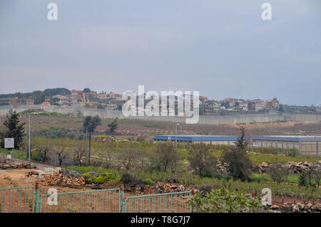 Cercando in Libano al dado punto di osservazione Metula, Galilea superiore, Israele Foto Stock