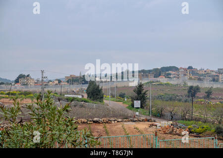 Cercando in Libano al dado punto di osservazione Metula, Galilea superiore, Israele Foto Stock