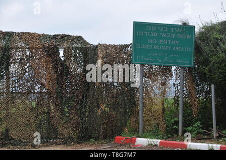 Israele, Galilea superiore il recinto buono di frontiera tra Israele e il Libano nei pressi di Metula una lettura del segno di confine di arresto di fronte a voi in inglese, EB Foto Stock