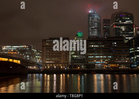 La città di Londra di notte Foto Stock