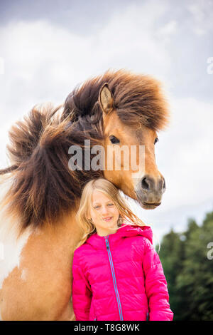 Cavallo islandese. Ritratto di pinto castrazione e una ragazza. Austria Foto Stock