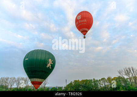 La Krosno, Polonia, 4 Maggio 2019: Mongolfiera in campionato della Polonia e di montagna la concorrenza a palloncino. Volo mattutino. Foto Stock