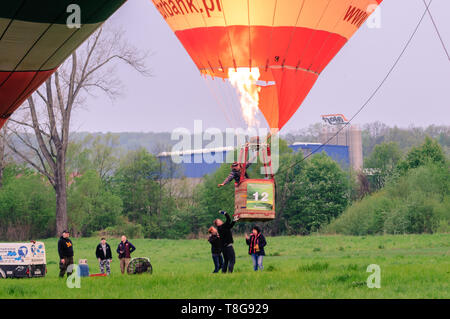 La Krosno, Polonia, 4 Maggio 2019: Mongolfiera in campionato della Polonia e di montagna la concorrenza a palloncino. Volo mattutino. Foto Stock