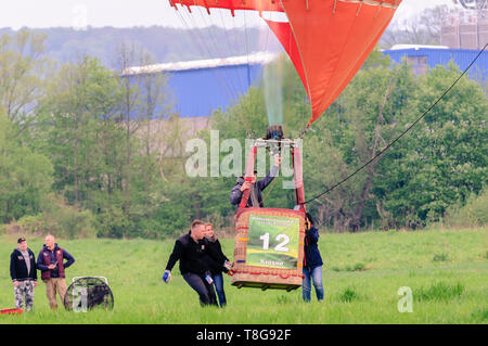 La Krosno, Polonia, 4 Maggio 2019: Mongolfiera in campionato della Polonia e di montagna la concorrenza a palloncino. Volo mattutino. Foto Stock