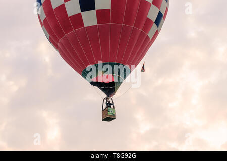 La Krosno, Polonia, 4 Maggio 2019: Mongolfiera in campionato della Polonia e di montagna la concorrenza a palloncino. Volo mattutino. Foto Stock