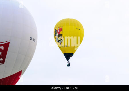 La Krosno, Polonia, 4 Maggio 2019: Mongolfiera in campionato della Polonia e di montagna la concorrenza a palloncino. Volo mattutino. Foto Stock