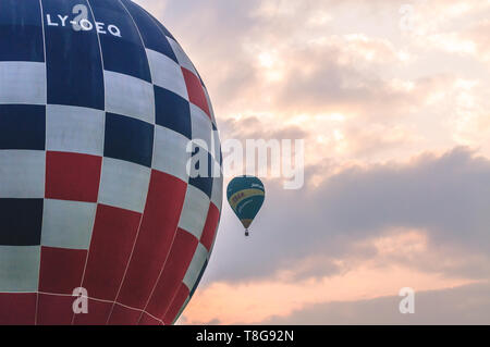 La Krosno, Polonia, 4 Maggio 2019: Mongolfiera in campionato della Polonia e di montagna la concorrenza a palloncino. Volo mattutino. Foto Stock