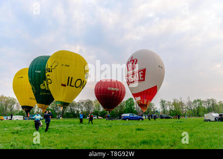 La Krosno, Polonia, 4 Maggio 2019: Mongolfiera in campionato della Polonia e di montagna la concorrenza a palloncino. Volo mattutino. Foto Stock