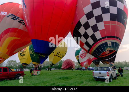 La Krosno, Polonia, 4 Maggio 2019: Mongolfiera in campionato della Polonia e di montagna la concorrenza a palloncino. Volo mattutino. Foto Stock