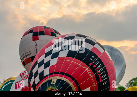 La Krosno, Polonia, 4 Maggio 2019: Mongolfiera in campionato della Polonia e di montagna la concorrenza a palloncino. Volo mattutino. Foto Stock