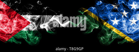 Palestina vs Isole Salomone smoky mystic bandiere poste fianco a fianco. Spessa colorata fumi setosa bandiera dei palestinesi e delle Isole Salomone. Foto Stock