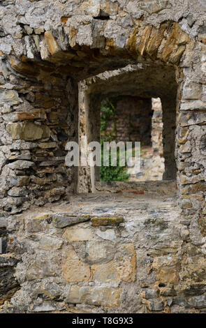 Vista attraverso due fori finestra all'interno di antico castello Foto Stock