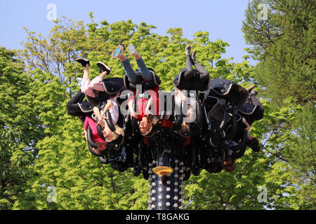 Mosca, Russia - Maggio 2019: persone giro sulla giostra estrema in un parco divertimenti. Felice ragazze appeso a testa in giù e divertirsi nel parco Sokolniki Foto Stock