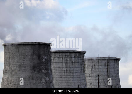 Inquinamento atmosferico, pipe sul cielo blu sullo sfondo. Ciminiere, concetto di industria chimica ed ecologia, impianto vapore, il riscaldamento globale Foto Stock