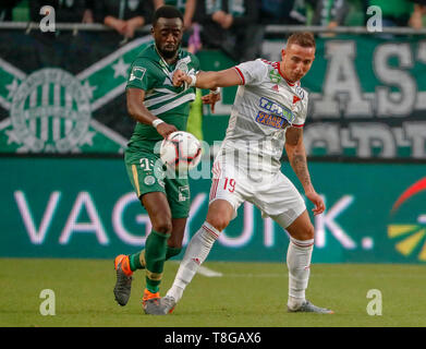 BUDAPEST, Ungheria - 11 Maggio: (l-r) Abramo Frimpong di Ferencvarosi TC che combatte per la sfera con Daniel Zsori di DVSC durante l'Ungherese Banca OTP Liga match tra Ferencvarosi TC e DVSC a Groupama Arena il 11 maggio 2019 a Budapest, Ungheria. Foto Stock