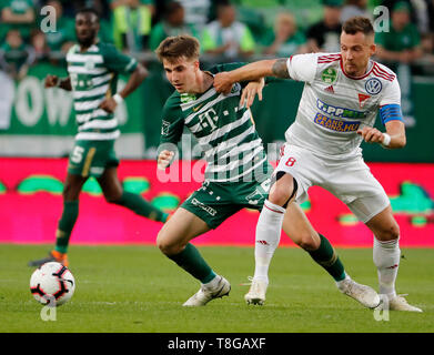 BUDAPEST, Ungheria - 11 Maggio: (l-r) Andras Csonka di Ferencvarosi TC che combatte per la sfera con Daniel Tozser del DVSC durante l'Ungherese Banca OTP Liga match tra Ferencvarosi TC e DVSC a Groupama Arena il 11 maggio 2019 a Budapest, Ungheria. Foto Stock