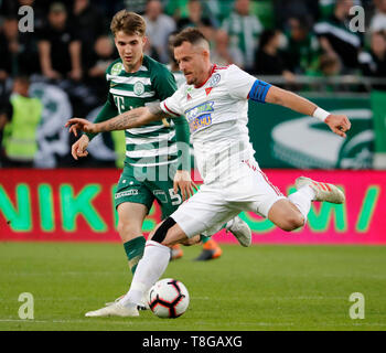 BUDAPEST, Ungheria - 11 Maggio: (r-l) Daniel Tozser del DVSC calci la palla prima di Andras Csonka di Ferencvarosi TC durante l'Ungherese Banca OTP Liga match tra Ferencvarosi TC e DVSC a Groupama Arena il 11 maggio 2019 a Budapest, Ungheria. Foto Stock