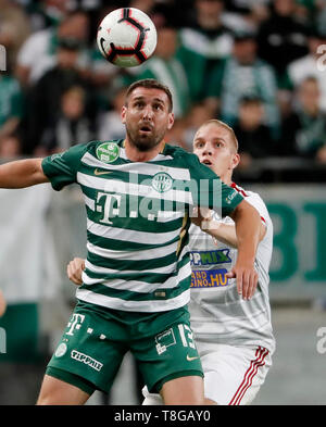 BUDAPEST, Ungheria - 11 Maggio: (l-r) Daniel di Bode Ferencvarosi TC battaglie per la palla in aria con Csaba Szatmari del DVSC durante l'Ungherese Banca OTP Liga match tra Ferencvarosi TC e DVSC a Groupama Arena il 11 maggio 2019 a Budapest, Ungheria. Foto Stock