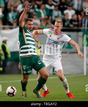 BUDAPEST, Ungheria - 11 Maggio: (r-l) Csaba Szatmari di sfide DVSC Daniel di Bode Ferencvarosi TC durante l'Ungherese Banca OTP Liga match tra Ferencvarosi TC e DVSC a Groupama Arena il 11 maggio 2019 a Budapest, Ungheria. Foto Stock