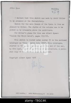 Adolf Hitler - un bozzetto per Linz Opera matita su carta, unsigned, numerate da Speer '35'. Vista anteriore dell'opera con il colonnato hall, il architrav coronato con ornamenti. Dimensioni 20,5 x 11,5 cm. Con Albert Speer la dichiarazione del 3 gennaio 1979 (scritto in inglese) confermando che il disegno a mano è stato Hitler del concetto di Linz opera. Il disegno è elencato sotto il n. 35 in Speer il catalogo dei bozzetti di Hitler e che è stata realizzata in Speer della presenza sul Obersalzberg. Ben eseguito disegno architettonico, un genere Hitler era specializzato in. Schizzo, dichiarazione un, Editorial-Use-solo Foto Stock