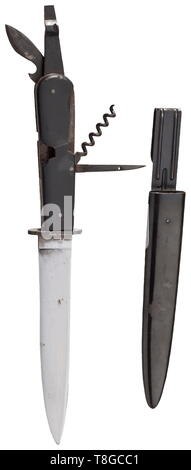 Un coltello da combattimento con strumenti singola lama a bordo senza marcature. Rivettata clacson delle piastre di presa con pieghevole, brunito set attrezzo (cacciavite, apriscatole, sughero estrattore, AWL). In acciaio verniciato nero con sciabola che indossa il dispositivo. Segni di utilizzo e l'età. Lunghezza ca. 27 cm. Un insolitamente progettato, rare coltello. storica, storica, esercito, eserciti, forze armate, militare, militaria, xx secolo, Editorial-Use-solo Foto Stock