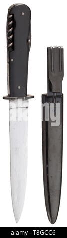Un coltello da combattimento con strumenti singola lama a bordo senza marcature. Rivettata clacson delle piastre di presa con pieghevole, brunito set attrezzo (cacciavite, apriscatole, sughero estrattore, AWL). In acciaio verniciato nero con sciabola che indossa il dispositivo. Segni di utilizzo e l'età. Lunghezza ca. 27 cm. Un insolitamente progettato, rare coltello. storica, storica, esercito, eserciti, forze armate, militare, militaria, xx secolo, Editorial-Use-solo Foto Stock
