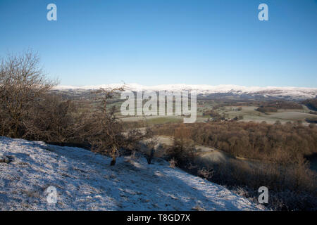 Coperta di neve Lakeland hills un gelido inverno luminoso mattina preso dall'altopiano calcareo di Scout cicatrice sopra Kendal Lake District Cumbria Inghilterra England Foto Stock