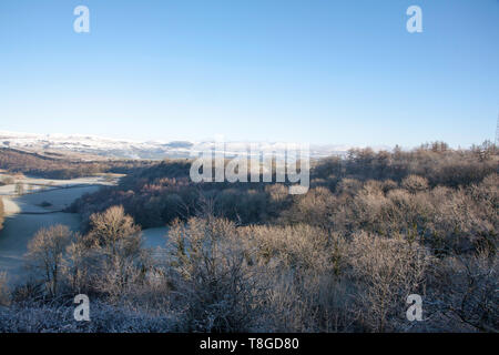 Coperta di neve Lakeland hills un gelido inverno luminoso mattina preso dall'altopiano calcareo di Scout cicatrice sopra Kendal Lake District Cumbria Inghilterra England Foto Stock