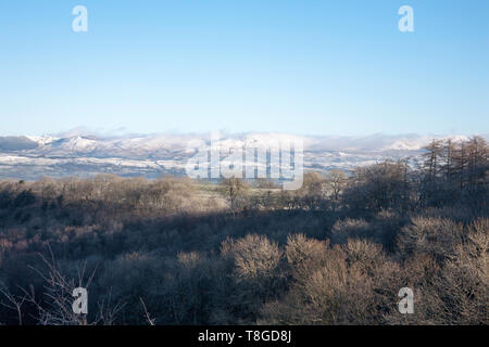 Coperta di neve Lakeland hills un gelido inverno luminoso mattina preso dall'altopiano calcareo di Scout cicatrice sopra Kendal Lake District Cumbria Inghilterra England Foto Stock