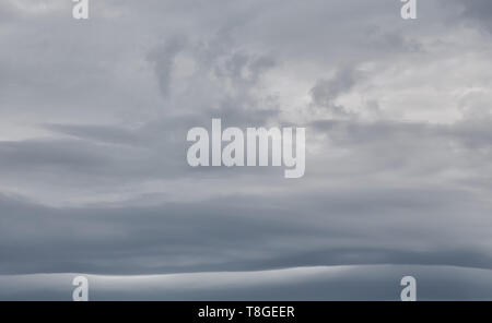 Tempesta sullo sfondo del cielo con le nuvole scure. Foto Stock