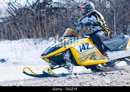 Tyumen, Russia - marzo 08. 2008: IV stadio di personal-team del Campionato di Ural del distretto federale di sovra-Snow cross-country. Il pilota di motoslitte sullo sport Foto Stock