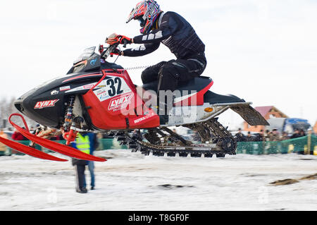 Tyumen, Russia - marzo 08. 2008: IV stadio di personal-team del Campionato di Ural del distretto federale di sovra-Snow cross-country. Il salto di uno sportivo su s Foto Stock