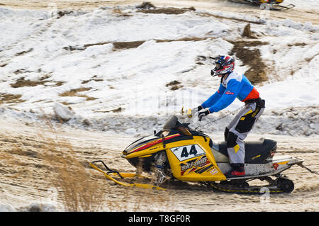 Tyumen, Russia - marzo 08. 2008: IV stadio di personal-team del Campionato di Ural del distretto federale di sovra-Snow cross-country. Il pilota di motoslitte sullo sport Foto Stock