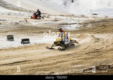 Tyumen, Russia - marzo 08. 2008: IV stadio di personal-team del Campionato di Ural del distretto federale di sovra-Snow cross-country. Il pilota di motoslitte sullo sport Foto Stock