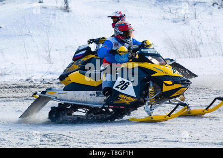 Tyumen, Russia - marzo 08. 2008: IV stadio di personal-team del Campionato di Ural del distretto federale di sovra-Snow cross-country. Motoslitta sulla curva di spo Foto Stock