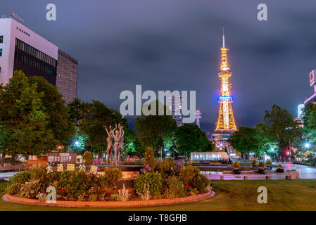 Odori Park, il parco centrale, con il ballo donna statue stand e fontana ornata di fronte alla torre della televisione. Sapporo, Hokkaido, Giappone Foto Stock