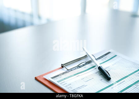 In cerca di lavoro concetto, riempiendo le informazioni in un'occupazione modulo applicazione Foto Stock