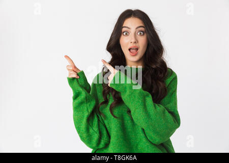 Ritratto di donna adorabile 30s con capelli scuri in abiti casual in piedi isolato su sfondo bianco Foto Stock