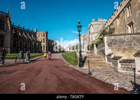 Il Castello di Windsor, Windsor, Berkshire, Inghilterra, Regno Unito, 4 maggio 2019. Grande giornata fuori a visitare o andare in vacanza, appena prima della nascita reale Foto Stock