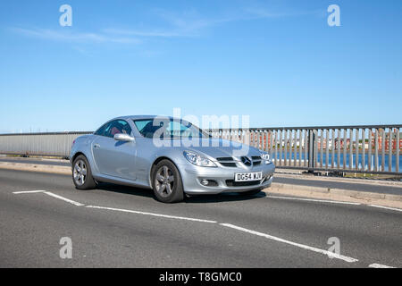 2004 (54) argento Mercedes Benz SLK 200 Kompressor , Roadster benzina 1796 cc sul lungomare, Southport, Merseyside, UK Foto Stock