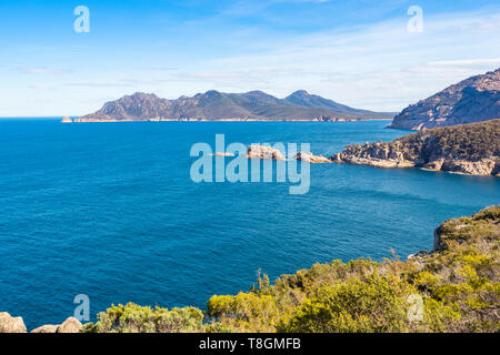 La costa si vede dal capo di Tourville A Piedi nel Parco Nazionale di Freycinet in Tasmania, Australia. Foto Stock